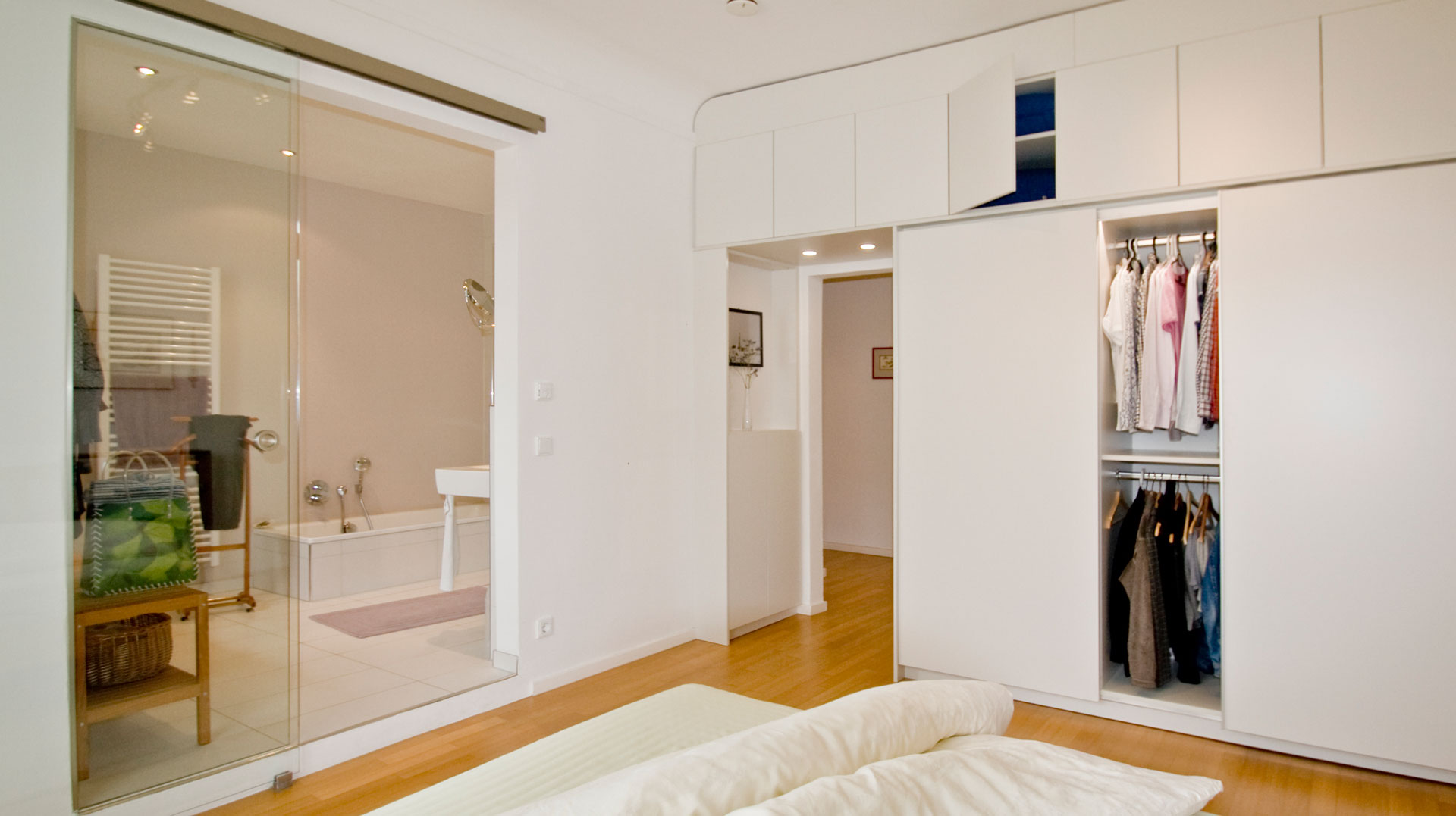 Individueller Kleiderschrank in einem Altbau-Schlafzimmer mit Bad ensuite